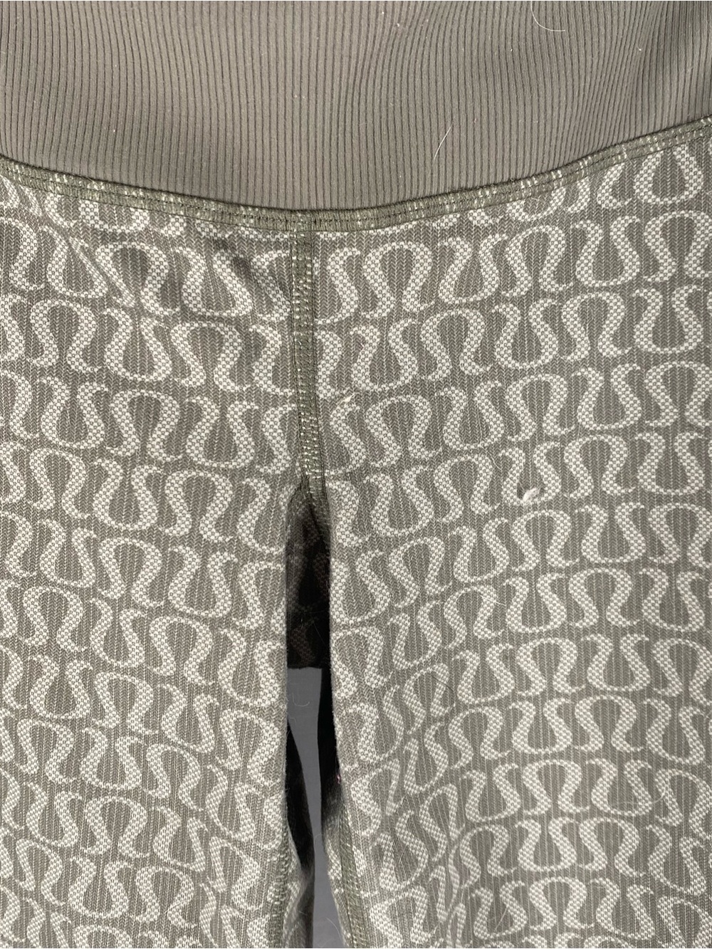 Vintage Lululemon Bermuda Shorts Olive Green Patterned Y2K Approx 10 - Picture 3 of 9
